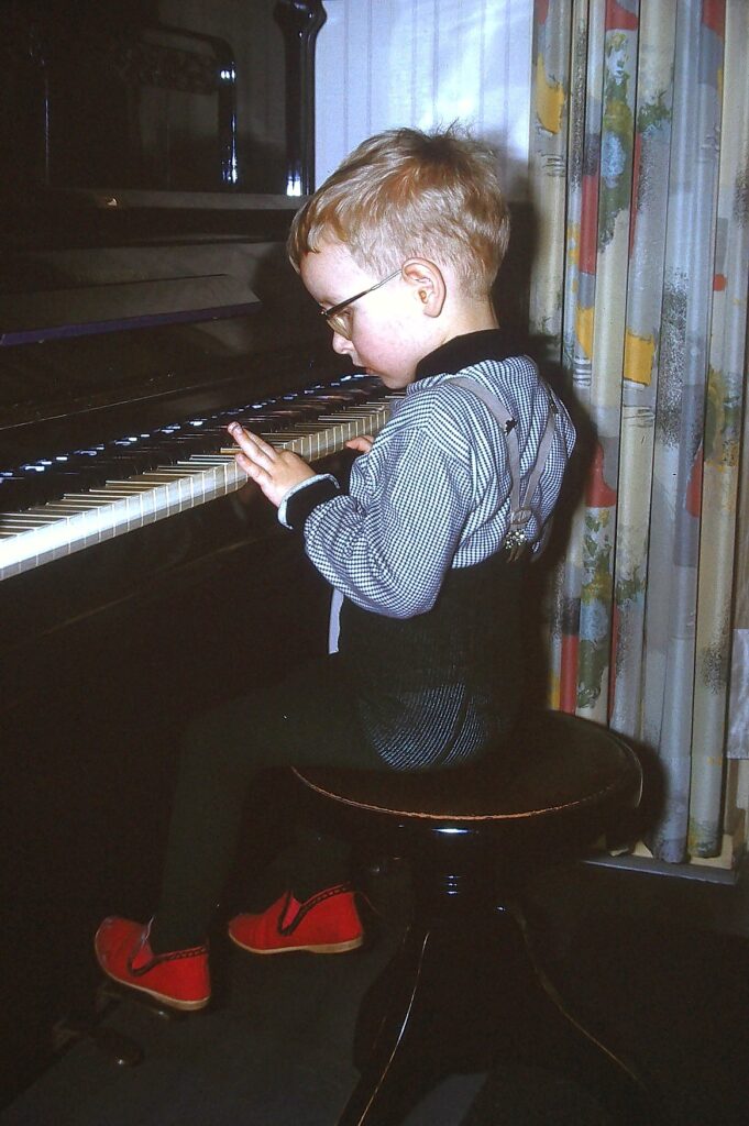 Klavierspielen mit 4 Jahren
